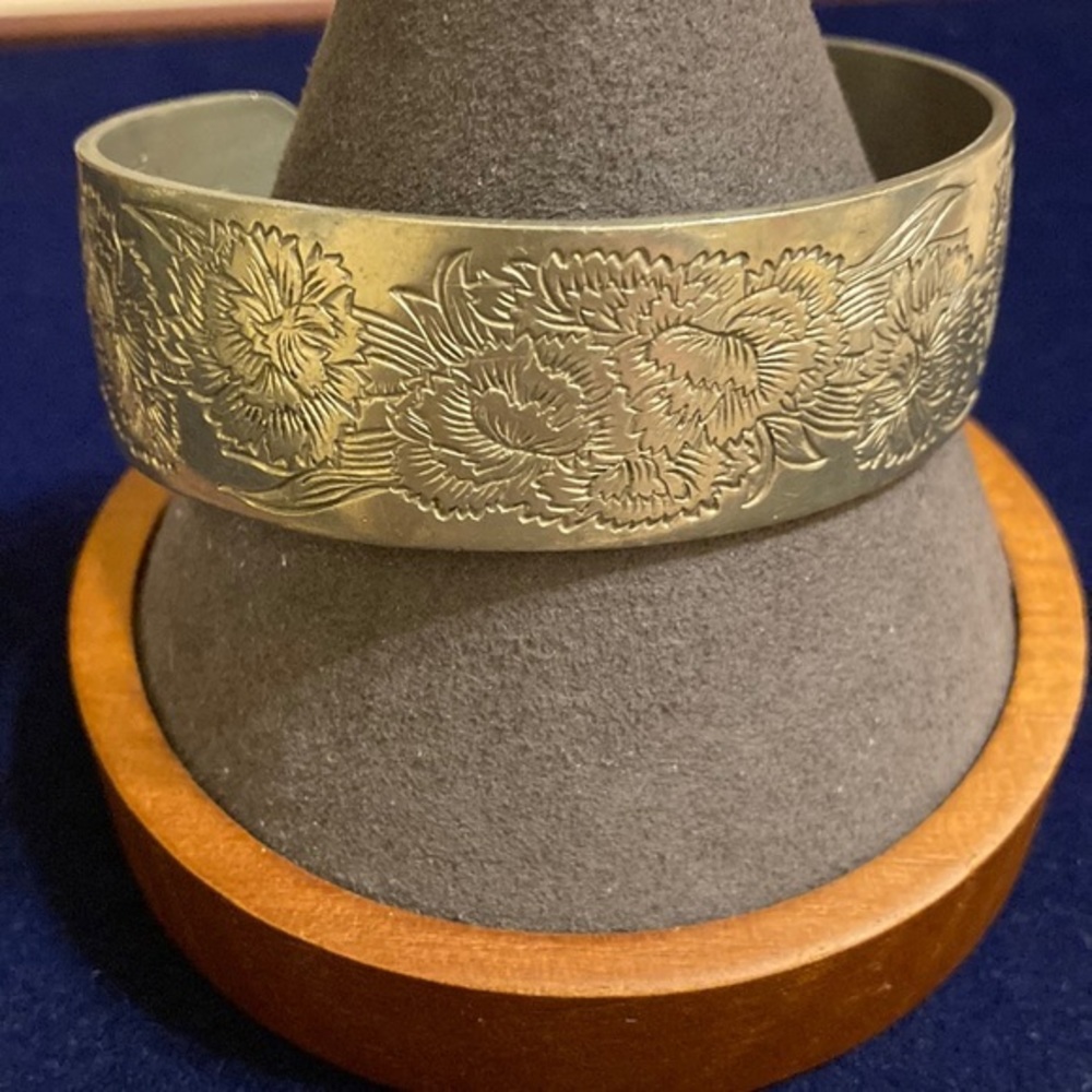 Vintage Kirk Stiefe pewter etched “carnation” wide width 900-1 bangle bracelet